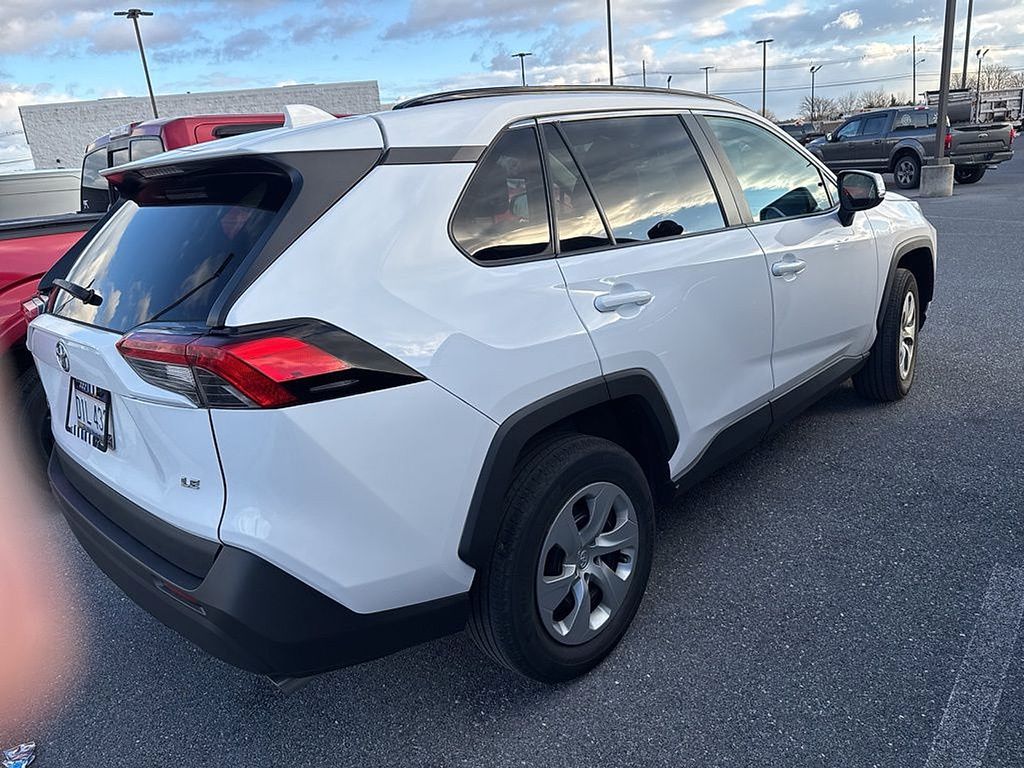 2021 Toyota RAV4 LE photo 4