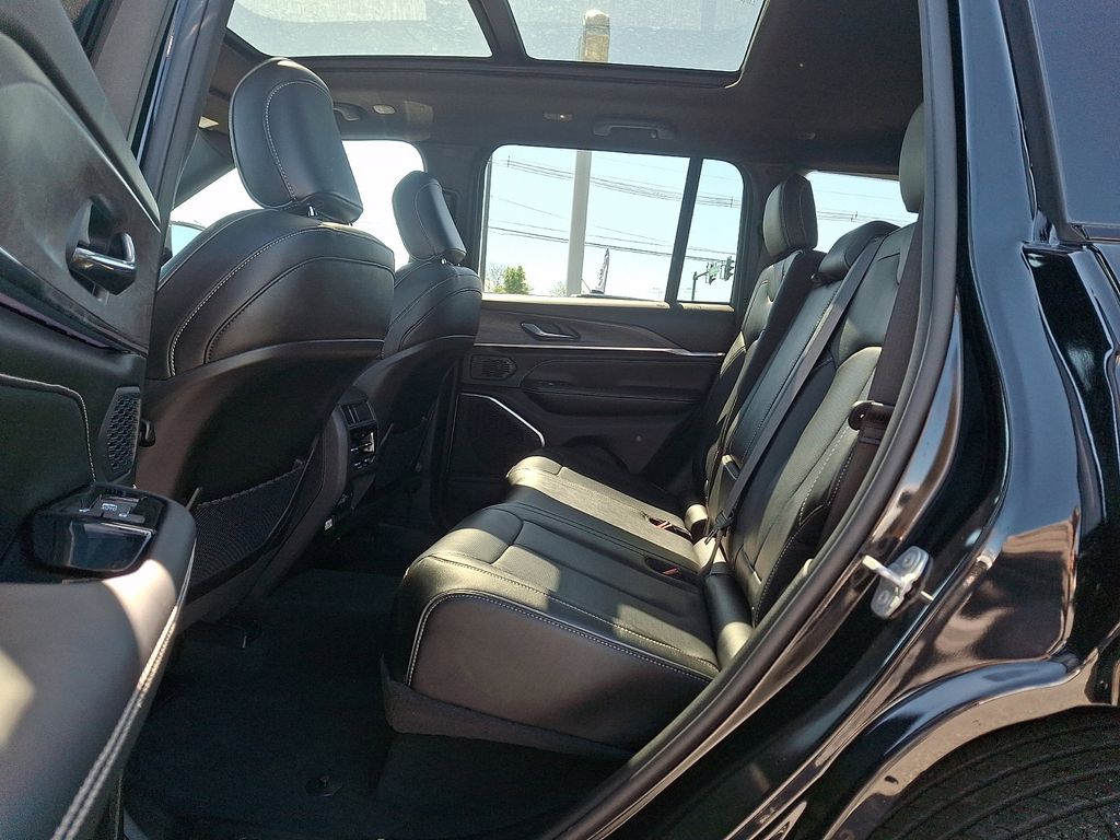2024 Jeep Grand Cherokee Overland - Photo 10