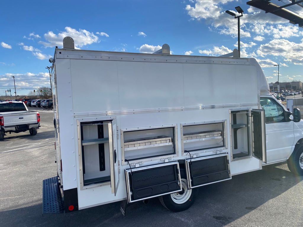 2025 Ford E-350 Base photo 4