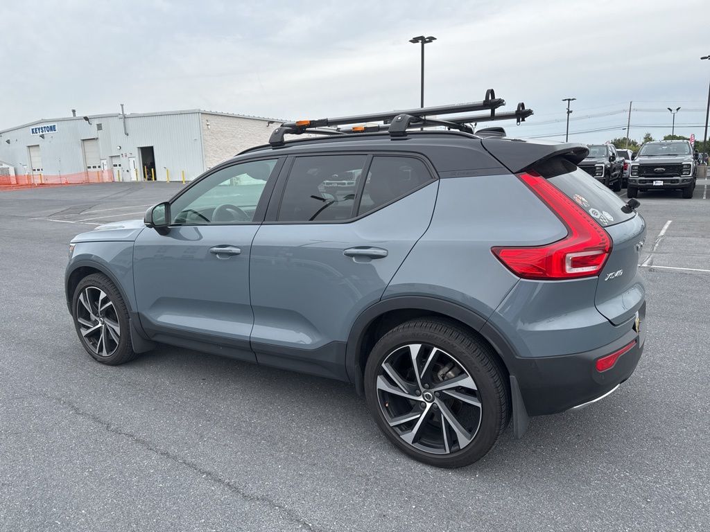2020 Volvo XC40 R-Design photo 3