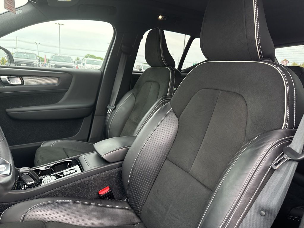 2020 Volvo XC40 R-Design photo 6
