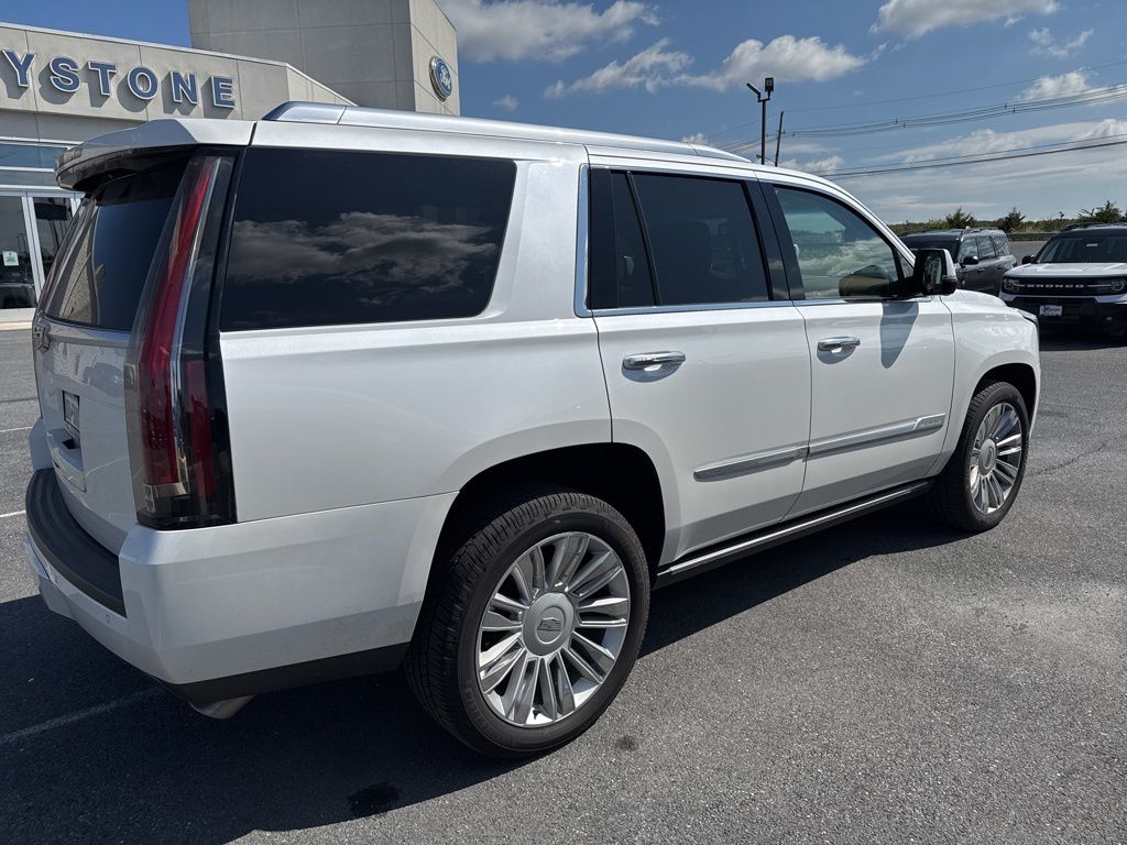 2016 Cadillac Escalade Platinum photo 2