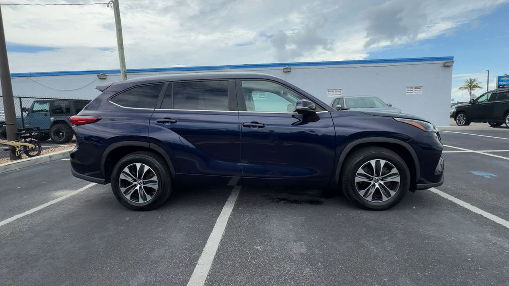 2023 Toyota Highlander XLE - Photo 9