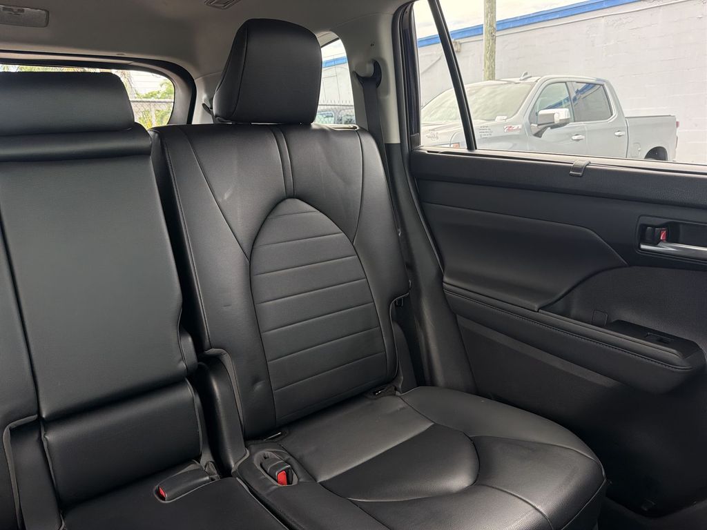 2023 Toyota Highlander XLE - Photo 14