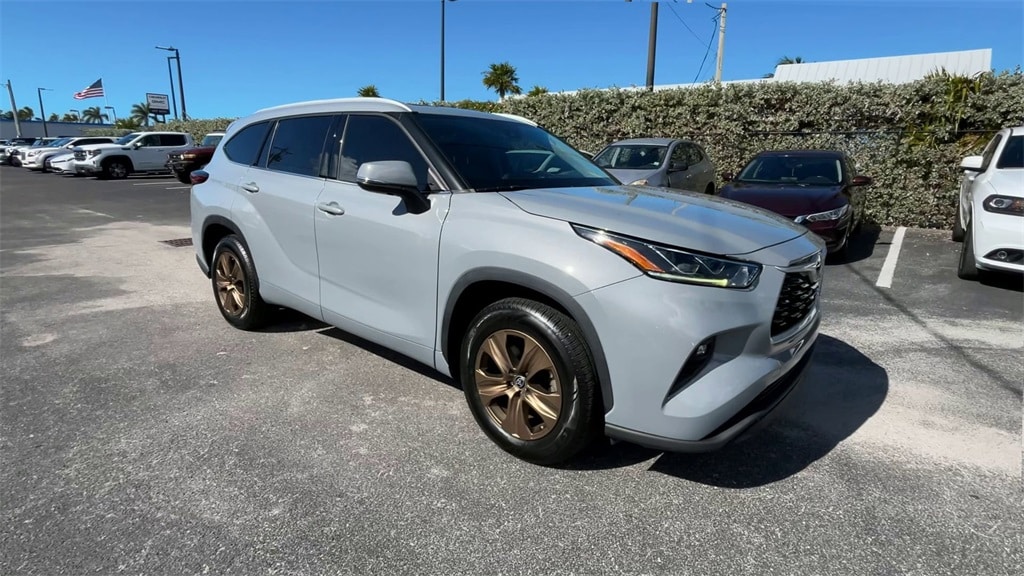 Used 2022 Toyota Highlander Hybrid XLE Bronze SUV