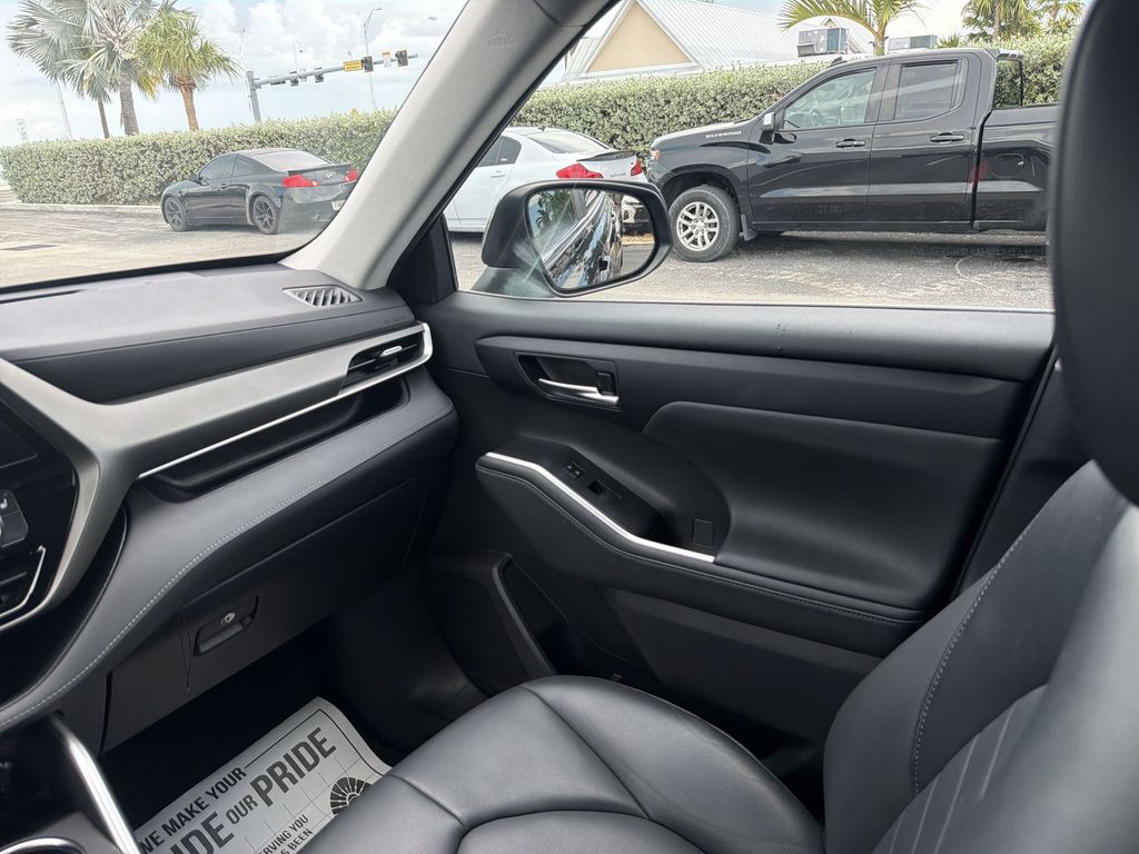 2023 Toyota Highlander XLE - Photo 11