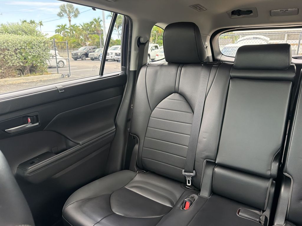 2023 Toyota Highlander XLE - Photo 12