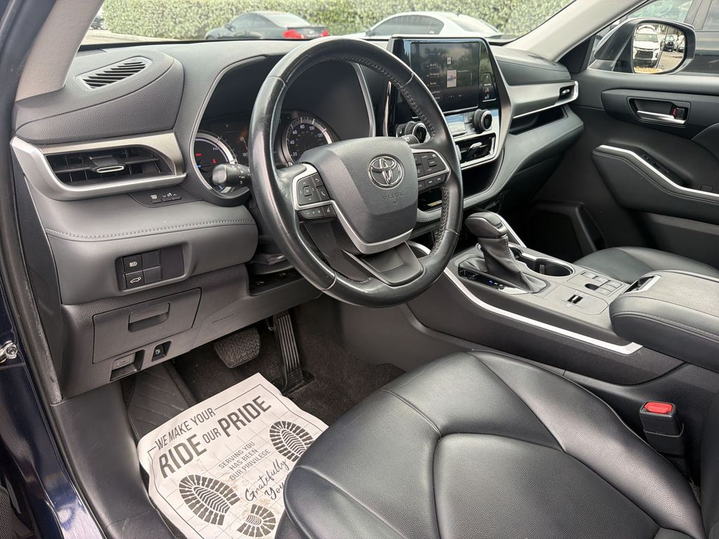 2023 Toyota Highlander XLE - Photo 16