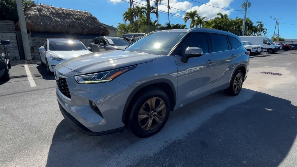 Used 2022 Toyota Highlander Hybrid XLE Bronze SUV