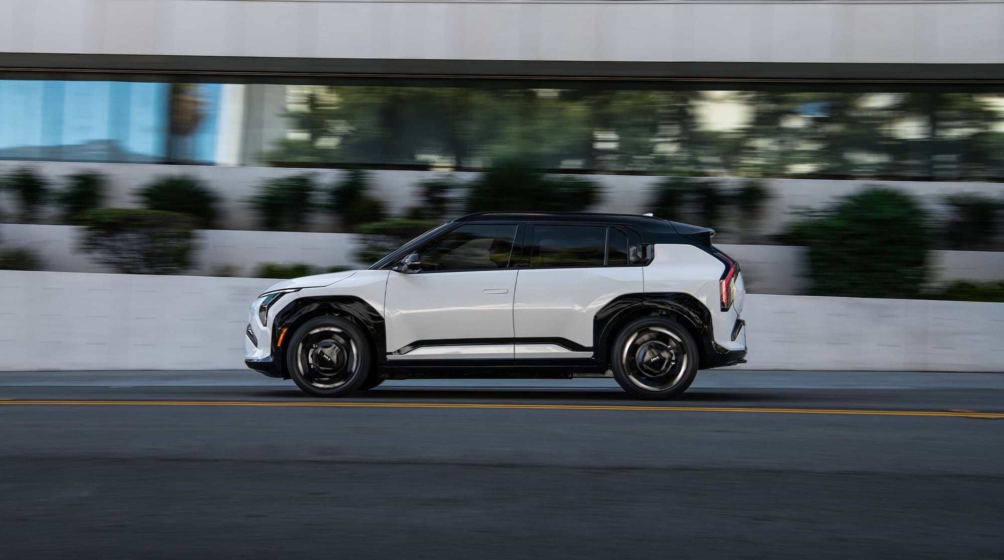 Body color lower body cladding shown on the GT-Line in Snow White Pearl.