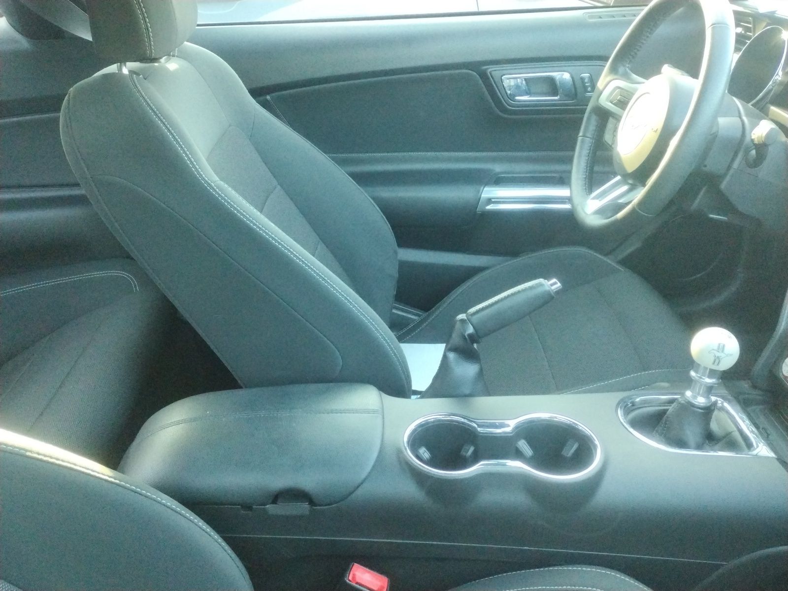 2017 Ford Mustang V6 photo 4