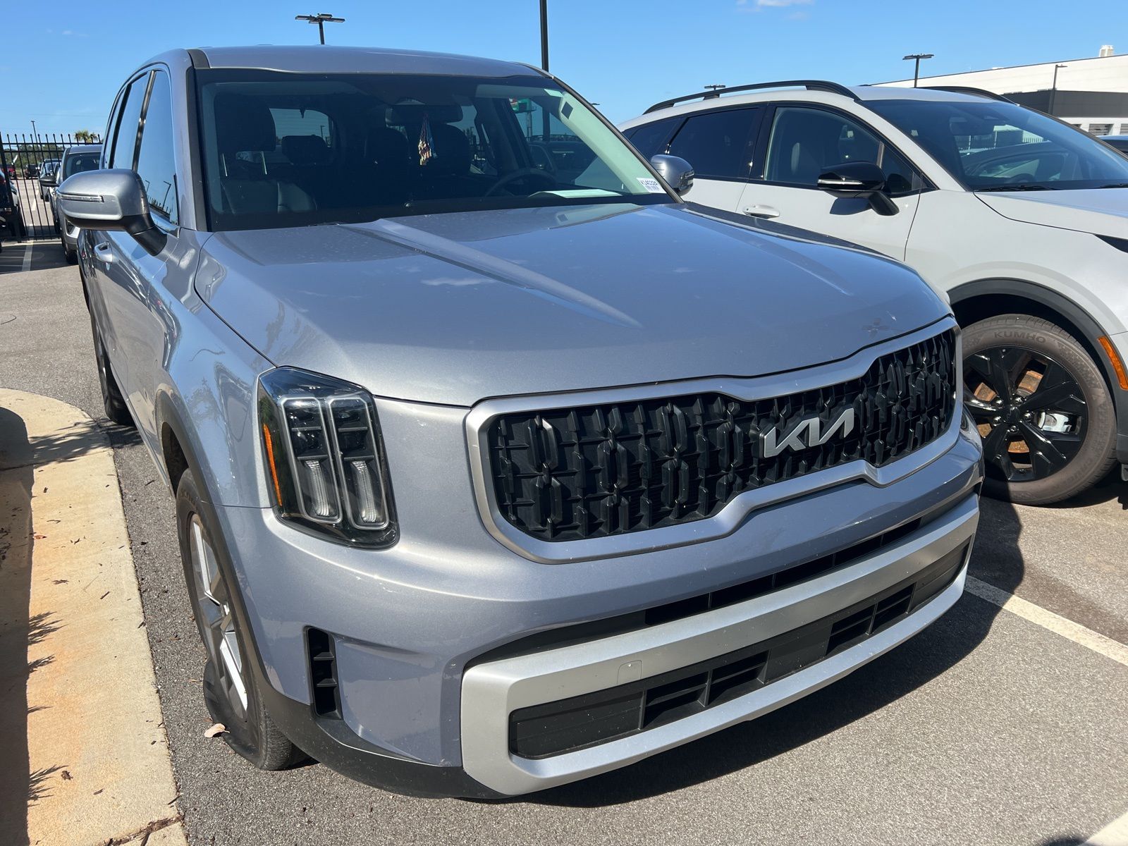 2024 Kia Telluride LX photo 2