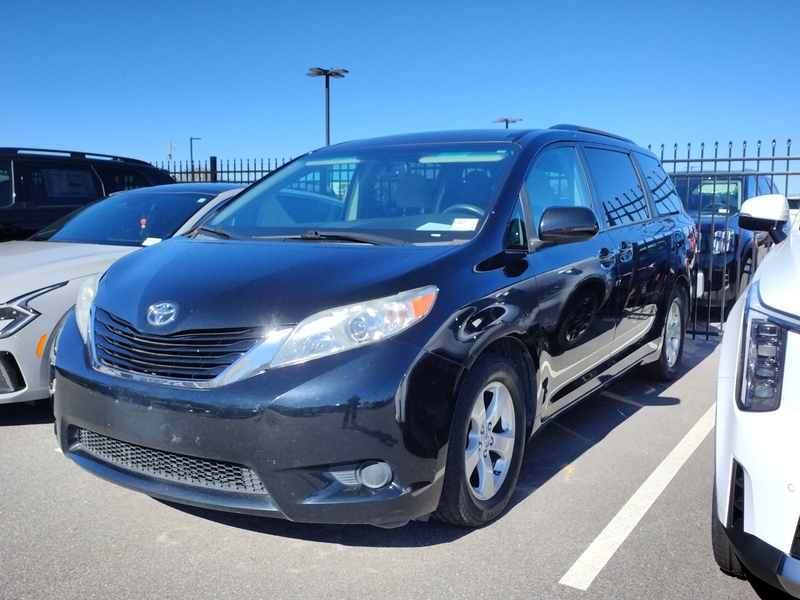 2017 Toyota Sienna LE photo 3