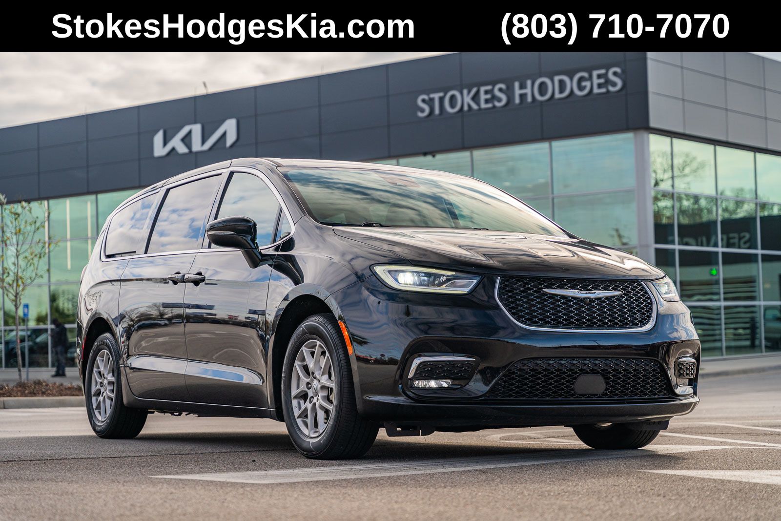 2024 Chrysler Pacifica Touring L's photo