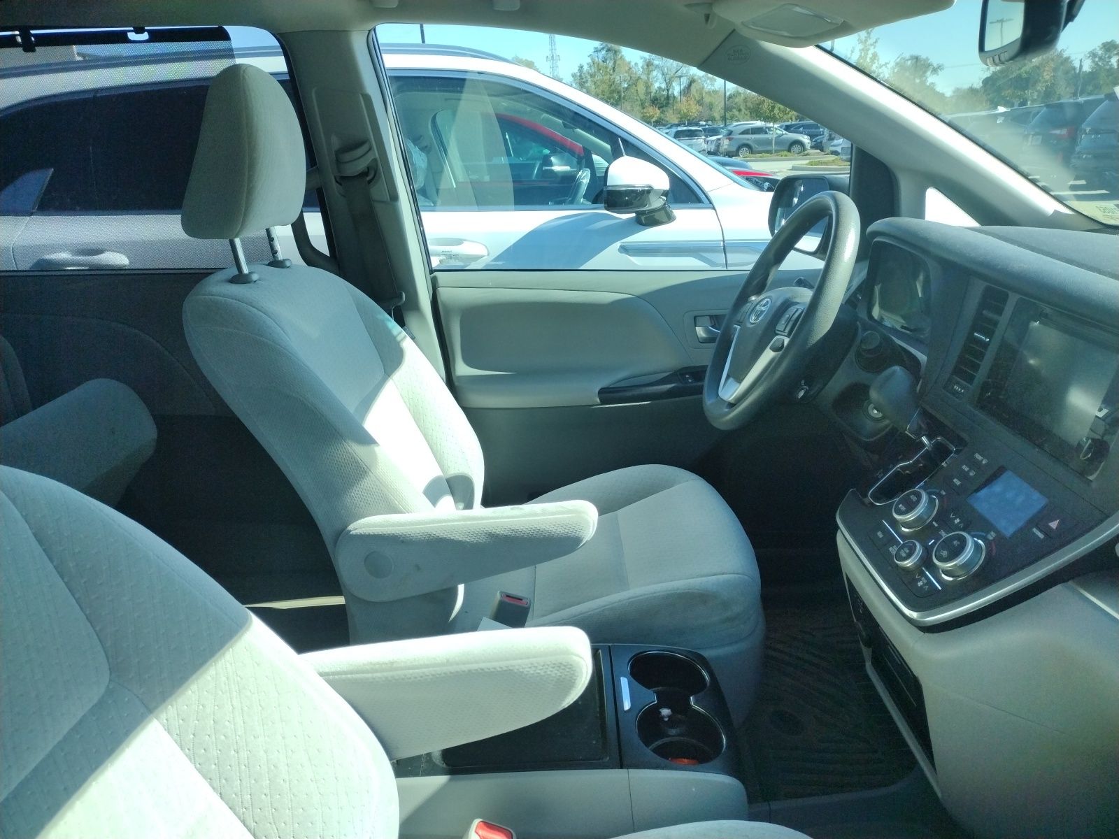 2017 Toyota Sienna LE photo 4