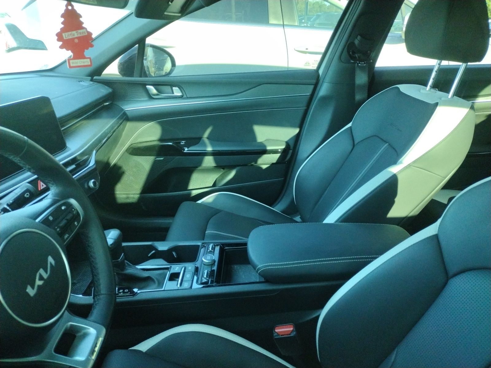 2025 Kia K5 GT-Line photo 4