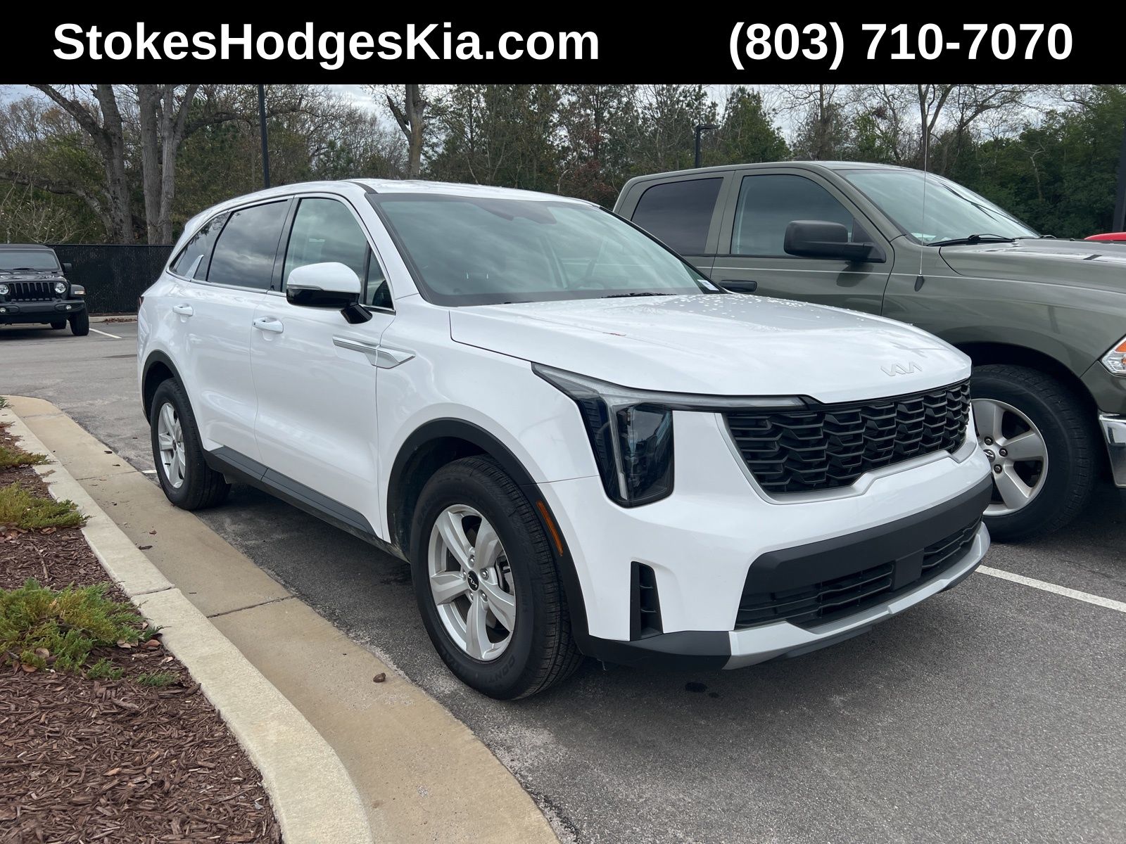 2025 Kia Sorento LX's photo