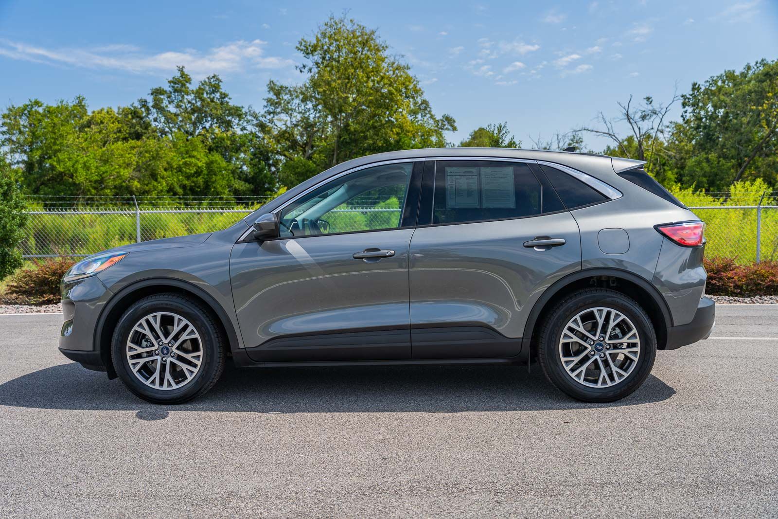 2022 Ford Escape SEL photo 2