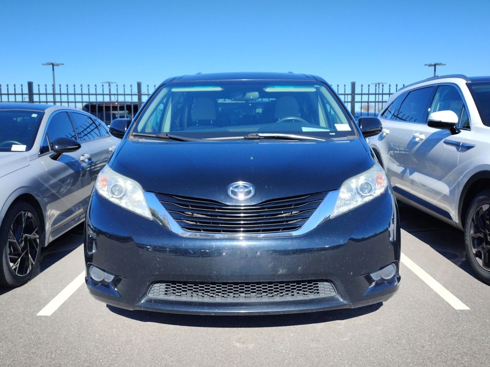 2017 Toyota Sienna LE photo 2
