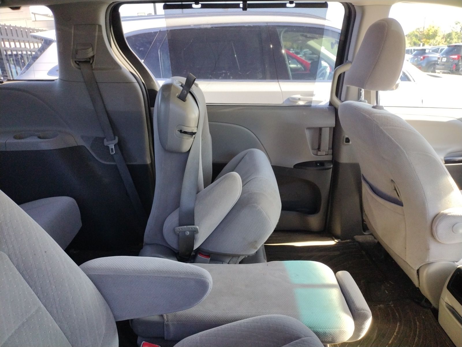 2017 Toyota Sienna LE photo 3