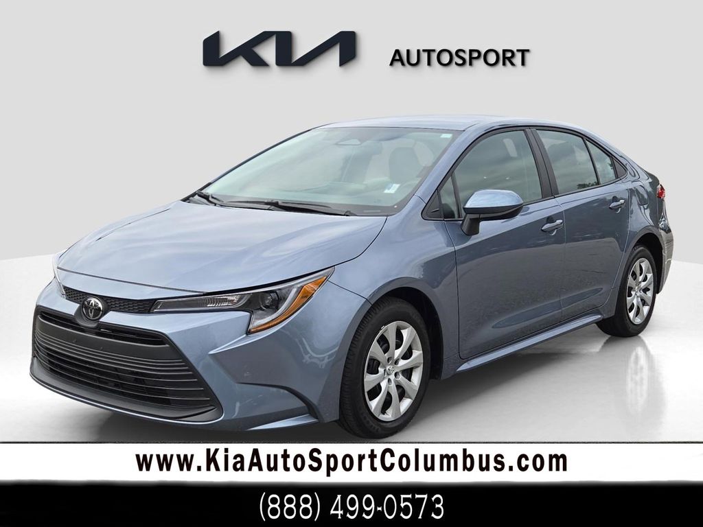 2024 Toyota Corolla LE's photo