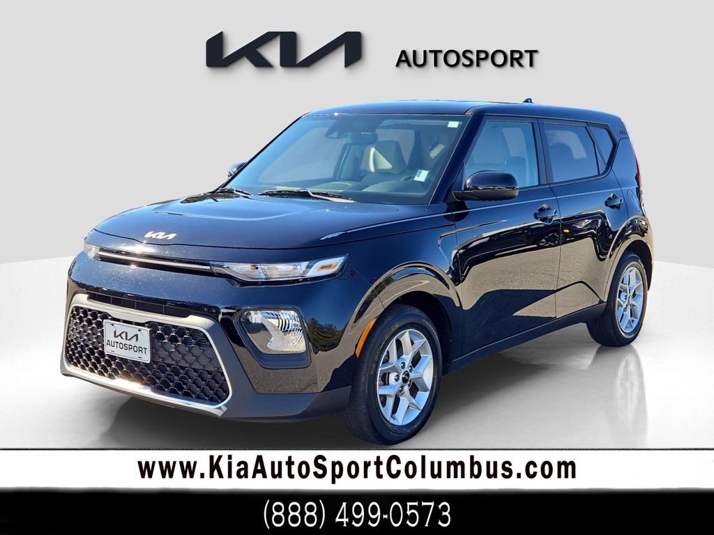 2022 Kia Soul LX's photo