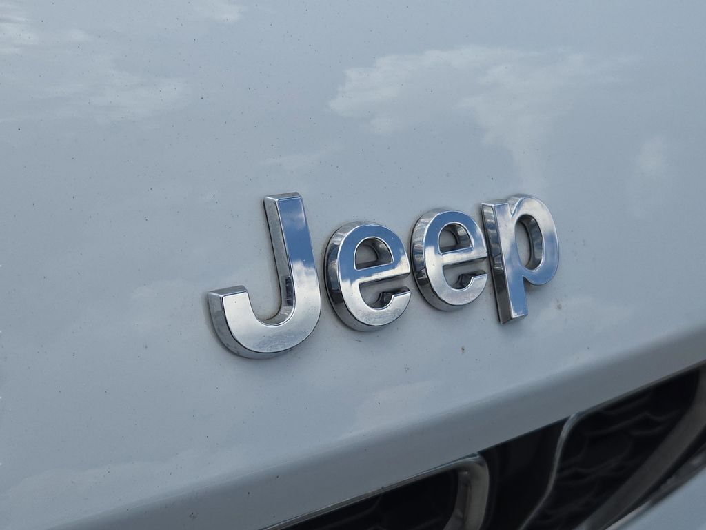 2023 Jeep Grand Cherokee Laredo photo 4
