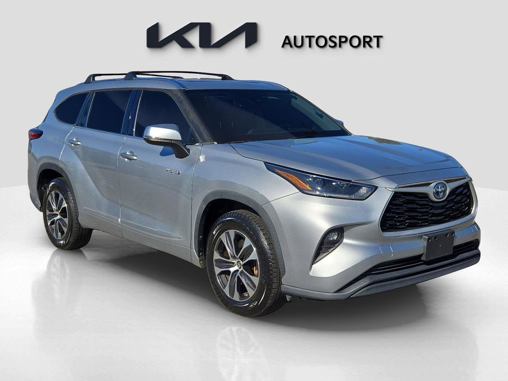 Used 2021 Toyota Highlander Hybrid XLE SUV