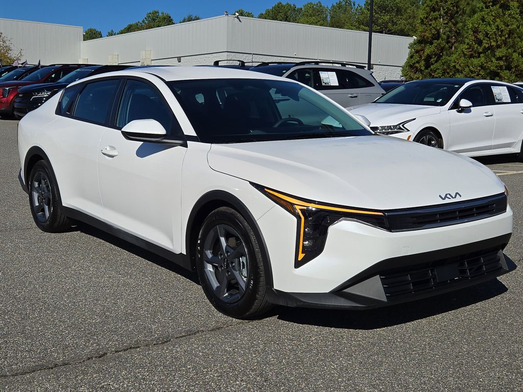 2025 Kia K4 LXS photo 2