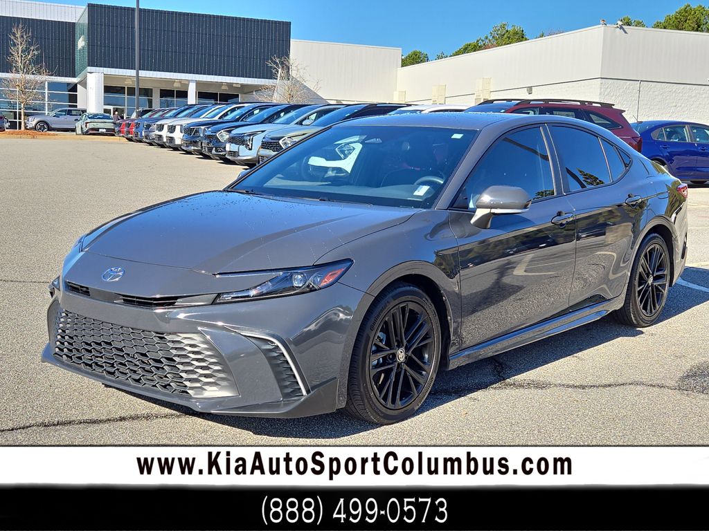 2025 Toyota Camry SE's photo