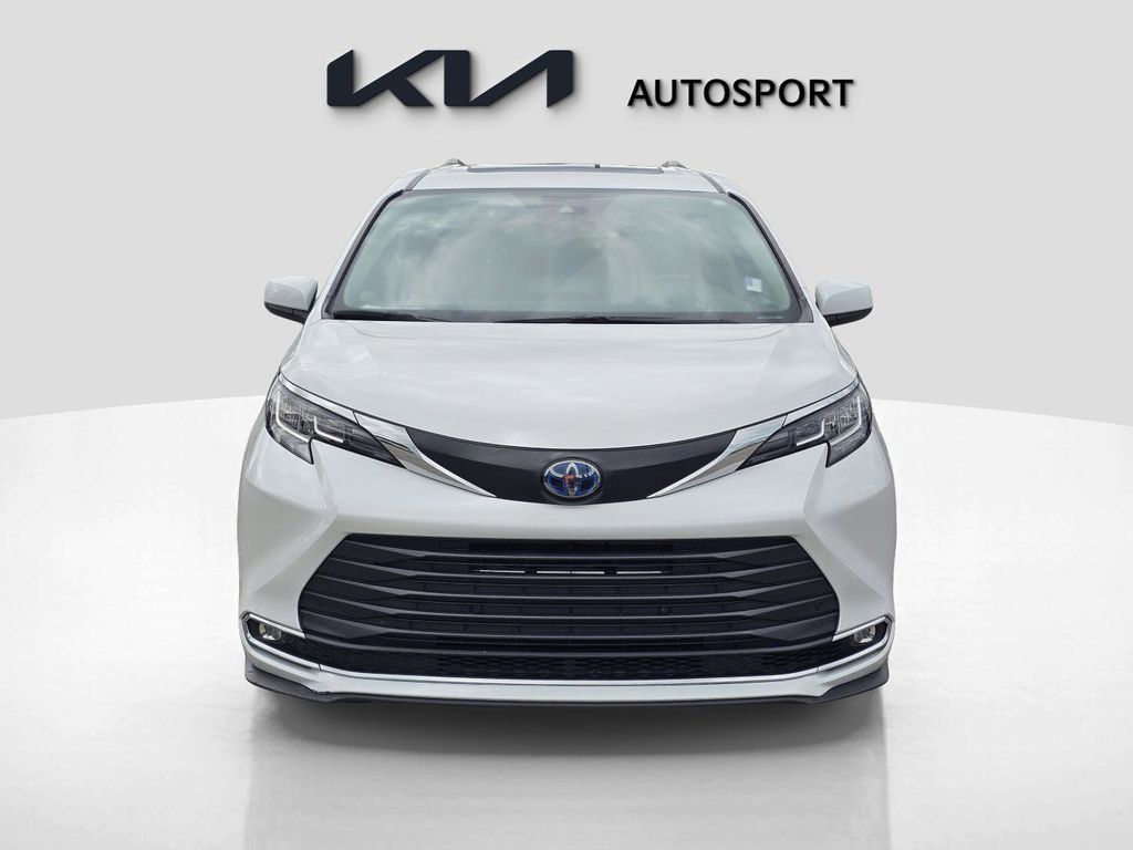 2023 Toyota Sienna XLE photo 2