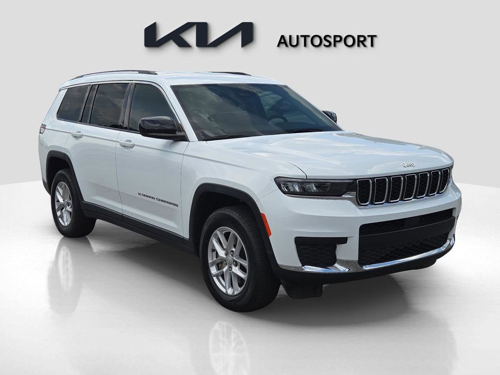2023 Jeep Grand Cherokee Laredo photo 3