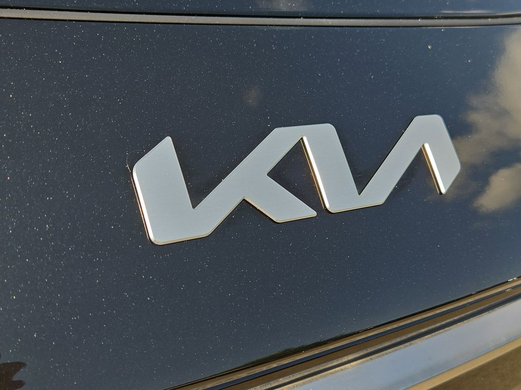 2025 Kia Niro SX photo 3