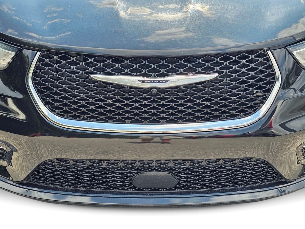 Used 2023 Chrysler Pacifica Touring L Van Passenger Van
