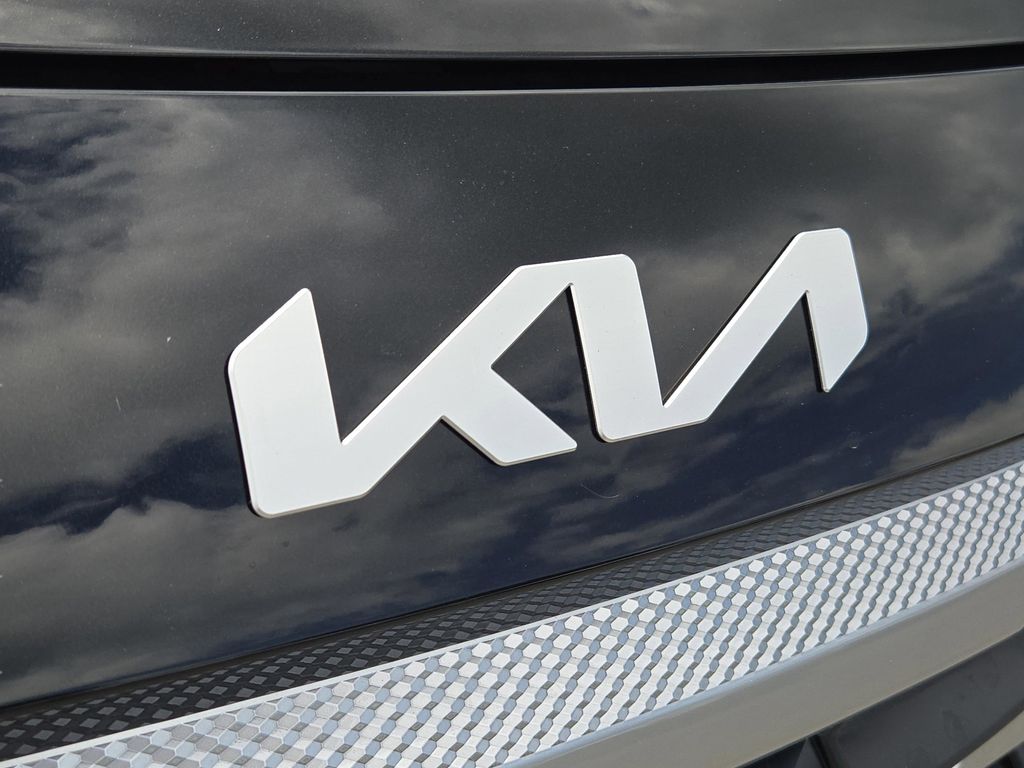 2025 Kia Seltos LX photo 3