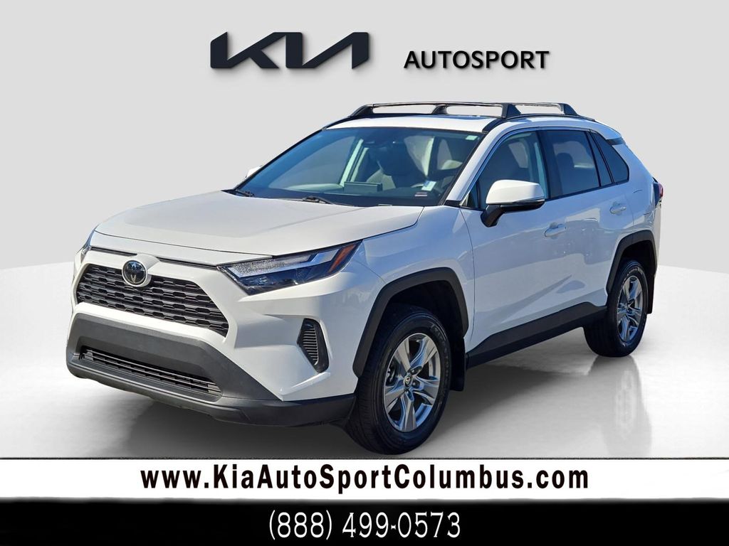 2024 Toyota RAV4 XLE's photo