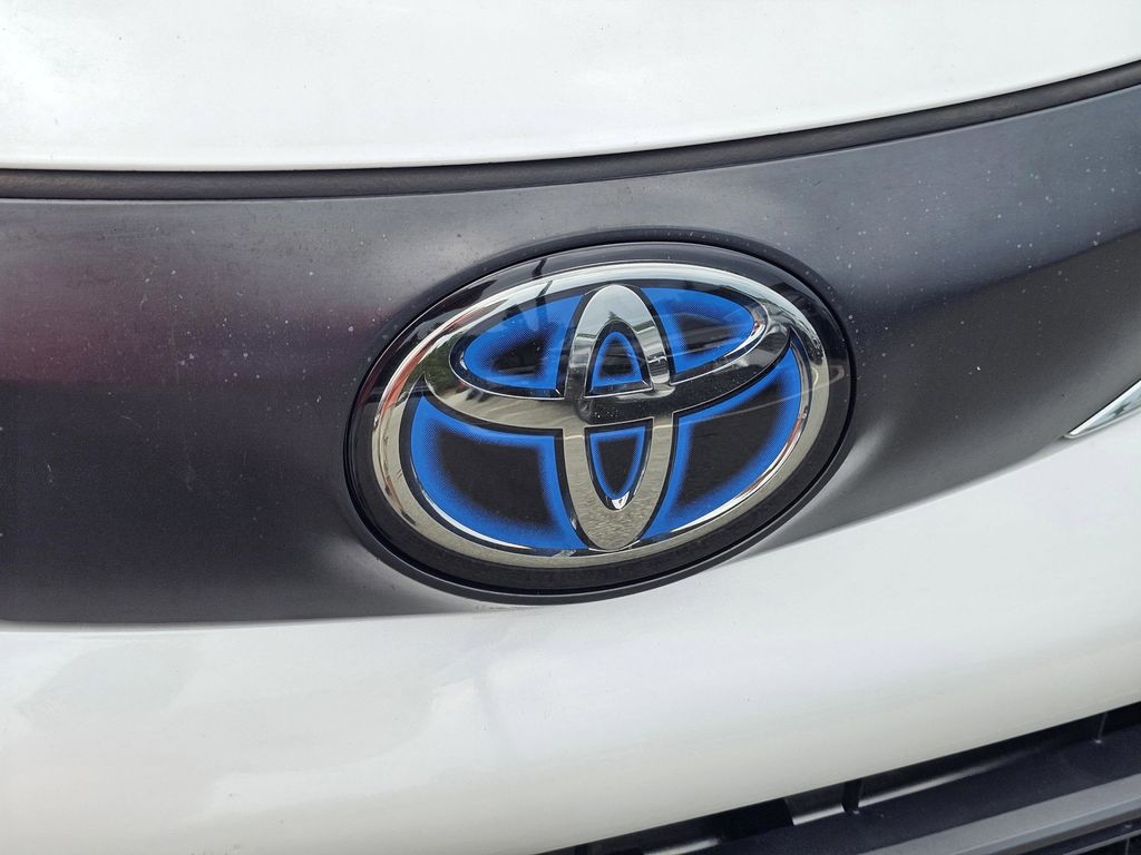 2023 Toyota Sienna XLE photo 3