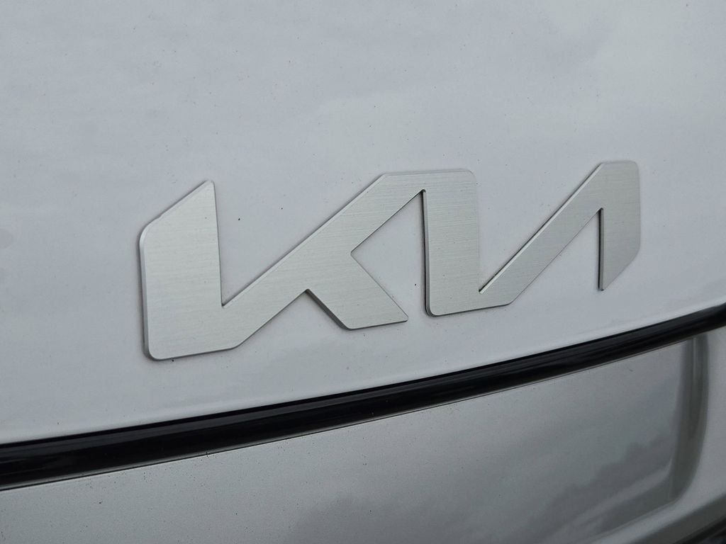 2024 Kia Sportage EX photo 2