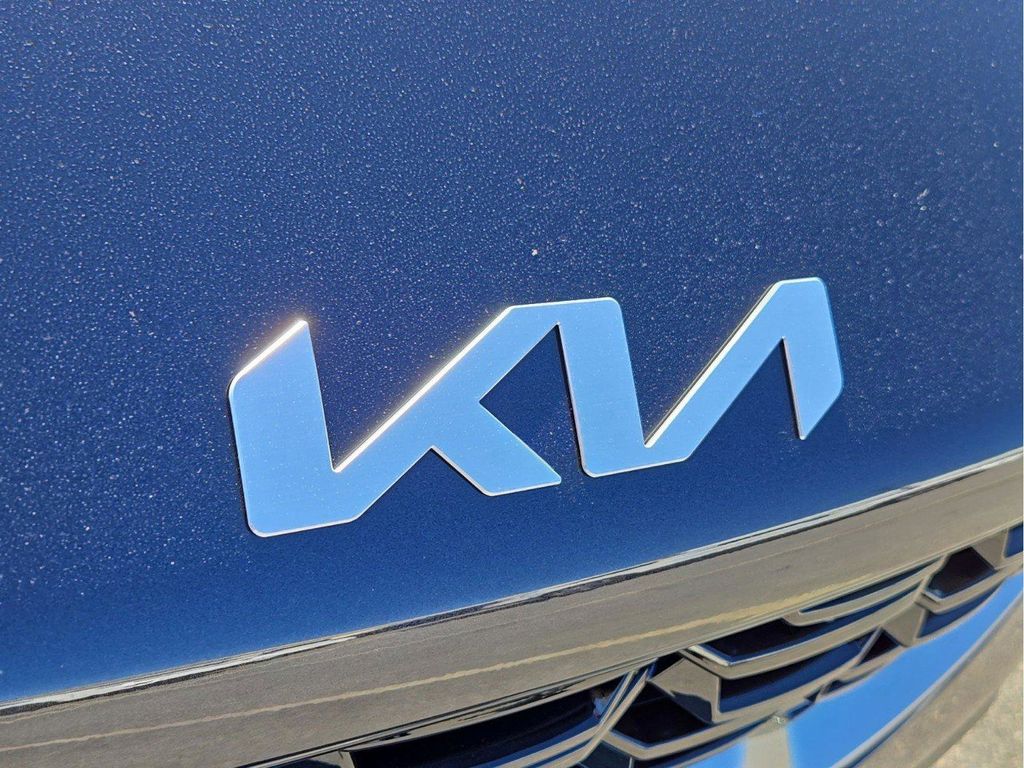 2025 Kia Sorento S photo 3