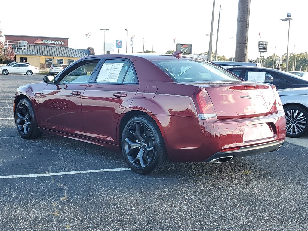 2023 Chrysler 300 Touring L photo 2