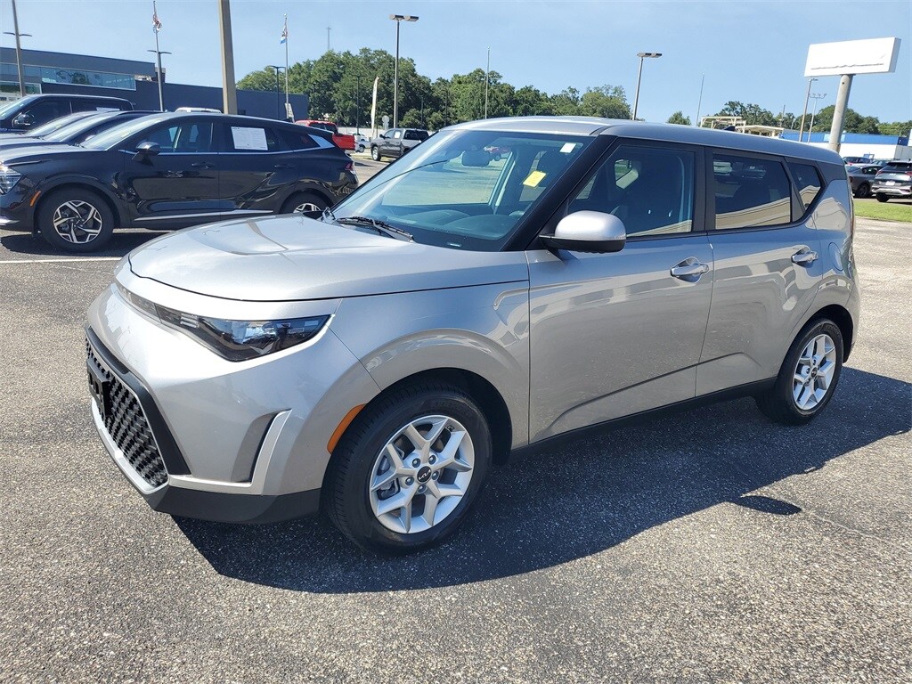 2024 Kia Soul LX photo 2