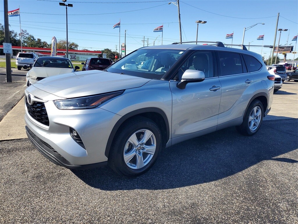 Used 2021 Toyota Highlander LE SUV