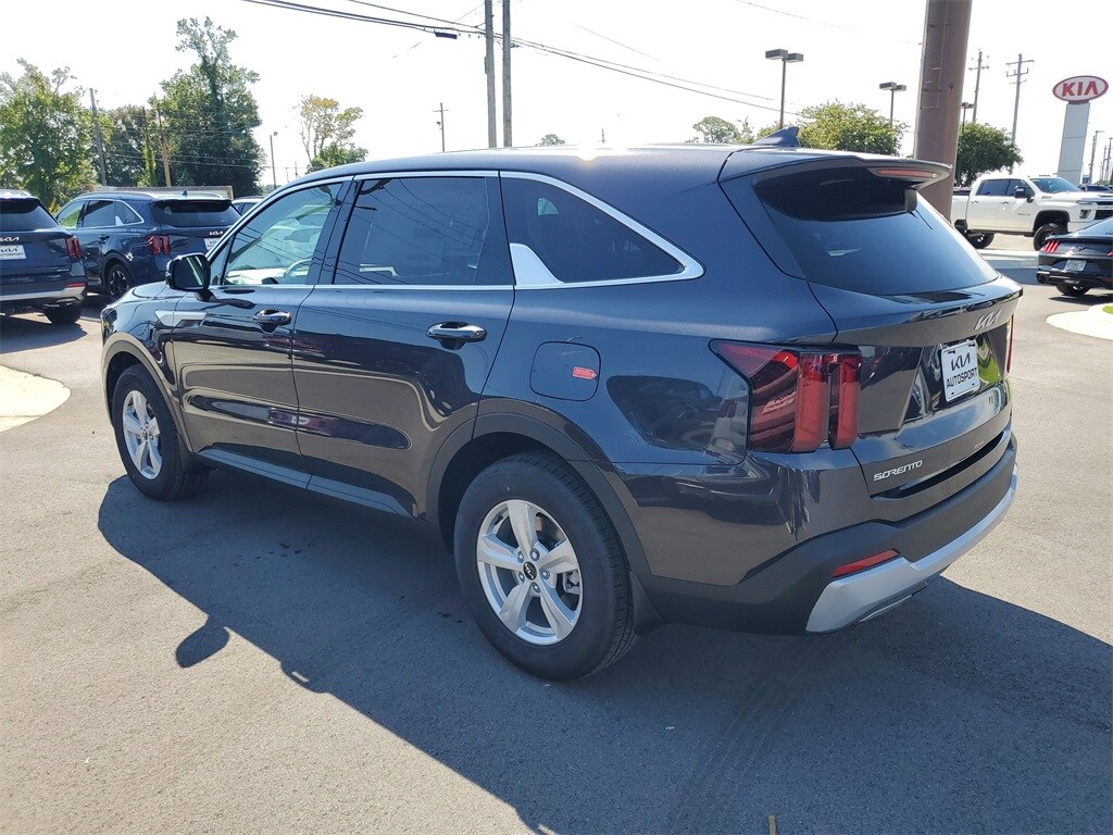 2025 Kia Sorento LX photo 3