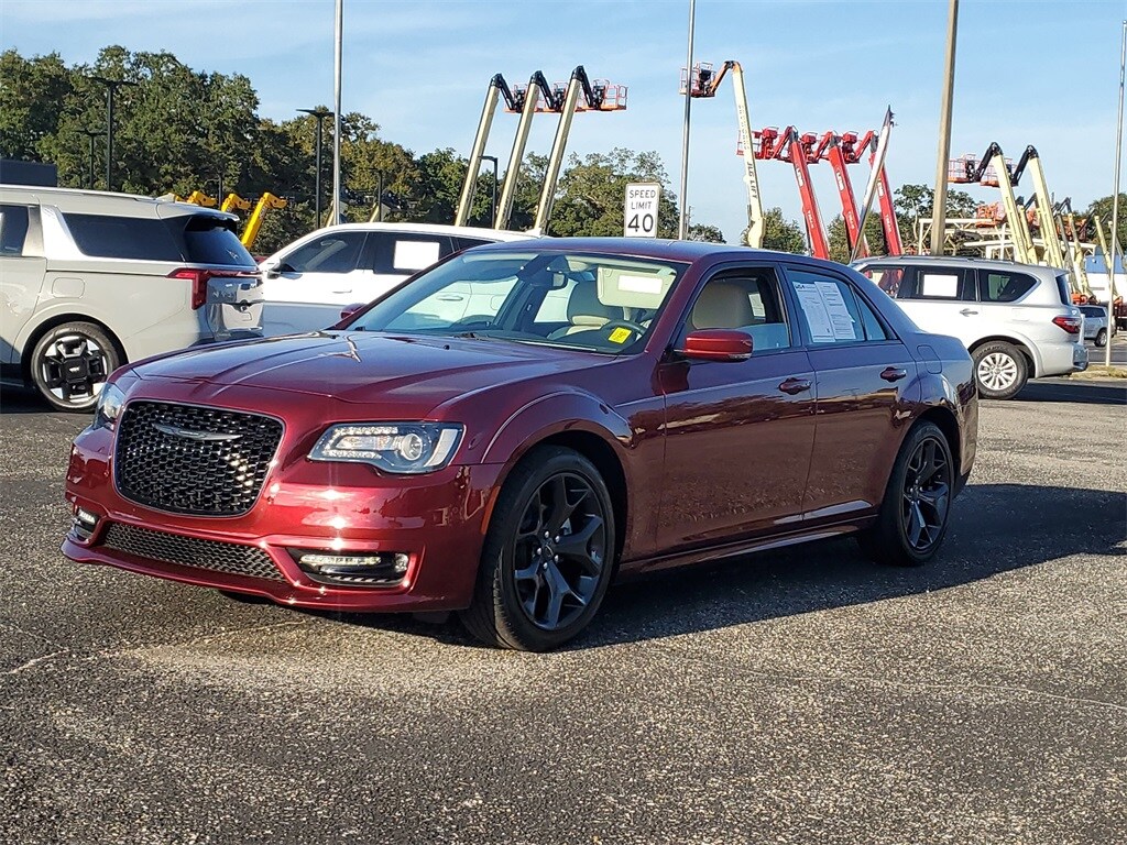 2023 Chrysler 300 Touring L photo 3