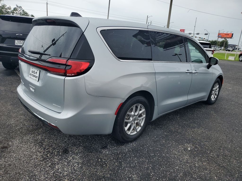 Used 2023 Chrysler Pacifica Touring L Minivan/Van