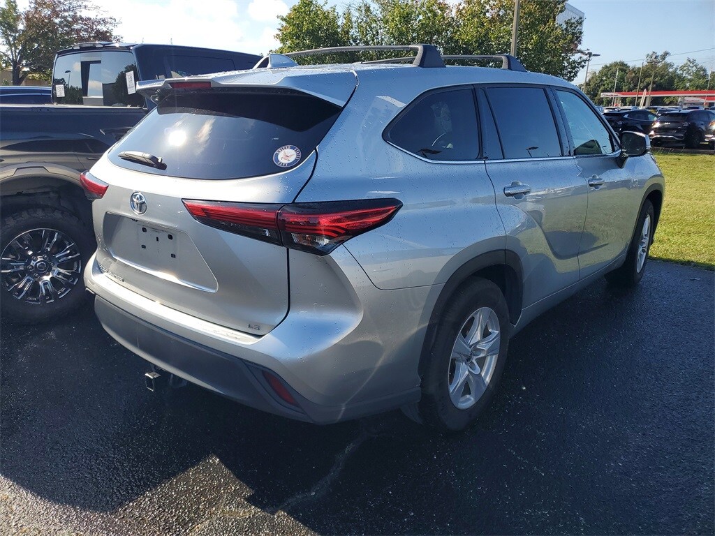 2021 Toyota Highlander LE photo 3