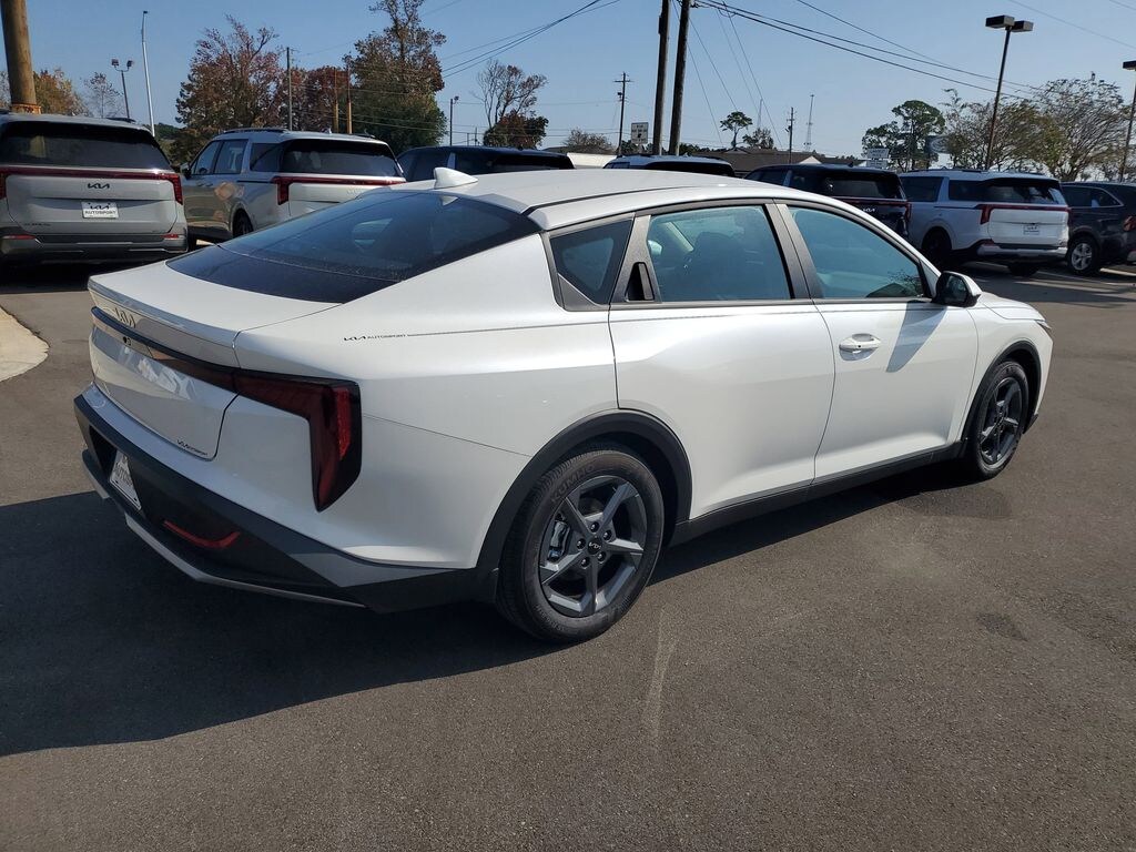 New 2025 Kia K4 LXS Sedan