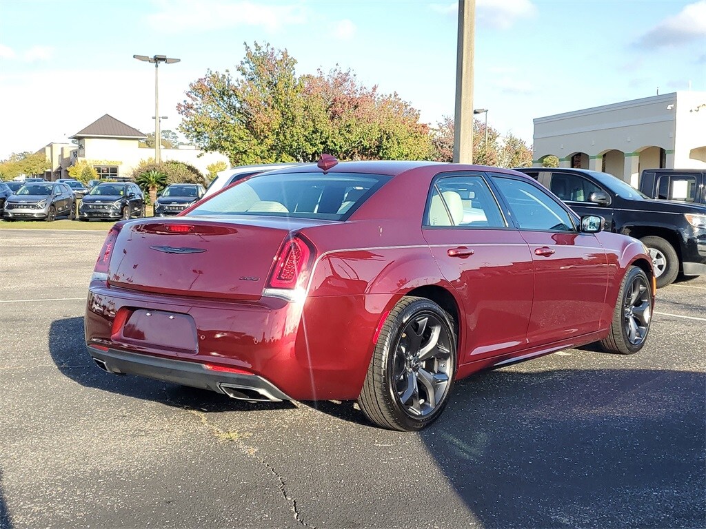2023 Chrysler 300 Touring L photo 4