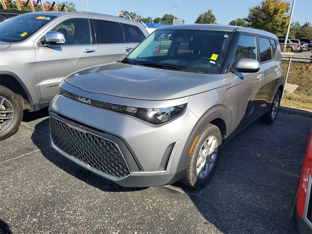 2024 Kia Soul LX photo 2