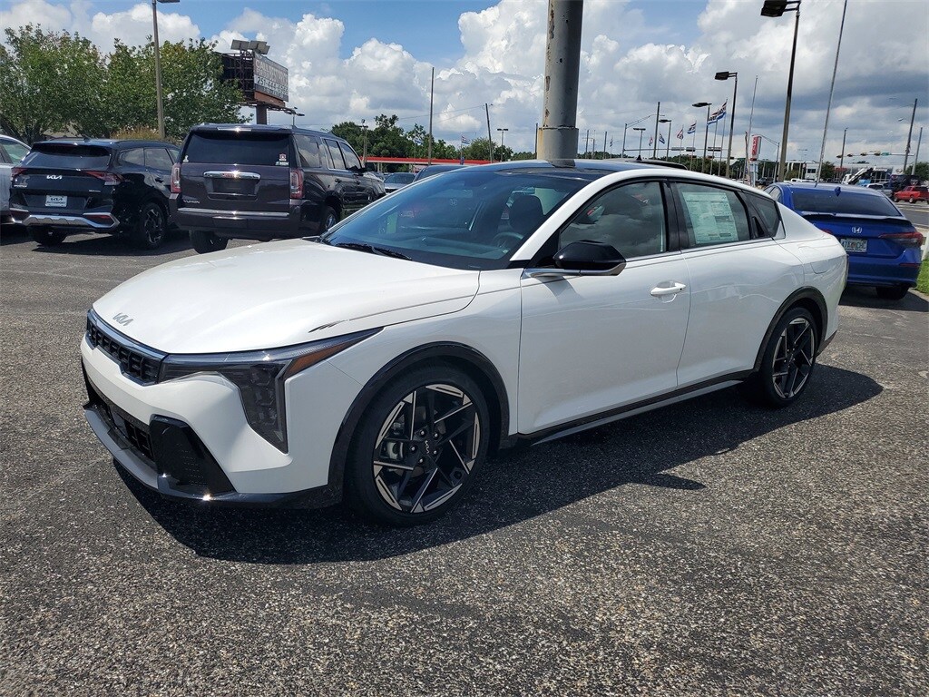 2025 Kia K4 GT-Line photo 2